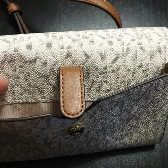 Michael Kors Multifunction crossbody bag - Picture 3 of 4